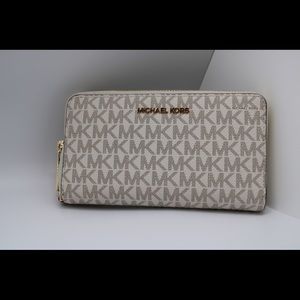 Michael Kors Wrstlt Wallet